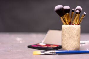 Descubra a duração da sobrancelha de henna com nosso guia especializado. Explore os fatores que afetam a longevidade da henna, como tipo de pele, cuidados pós-aplicação e qualidade do produto. Aprenda quanto tempo esperar antes de fazer um retoque e dicas para prolongar a durabilidade da sua sobrancelha de henna
