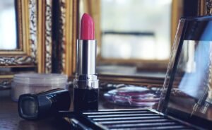 Descubra dicas e truques para prolongar a duração da sua sobrancelha de henna com nosso guia especializado. Explore métodos de cuidados pré e pós-aplicação que ajudam a maximizar a longevidade da henna, incluindo limpeza adequada da pele, uso de produtos de manutenção específicos e evitar exposição excessiva à água