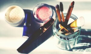 Descubra como escolher a henna ideal para suas sobrancelhas com nosso guia especializado. Este conteúdo abrange os principais fatores a considerar ao selecionar uma henna, como tom de pele, cor do cabelo e preferências pessoais. Aprenda dicas práticas para garantir resultados naturais e duradouros