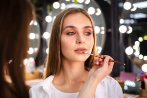 Saiba como prolongar a duração da sua maquiagem com dicas simples e produtos essenciais. Garanta um visual perfeito do começo ao fim do dia