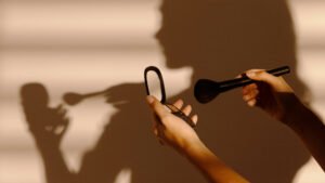 Saiba os perigos de utilizar maquiagem vencida e os possíveis danos à sua pele. Aprenda a reconhecer quando seus cosméticos estão fora do prazo de validade